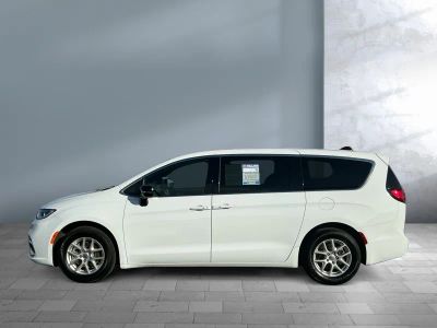 2025 Chrysler Pacifica - Photo 3