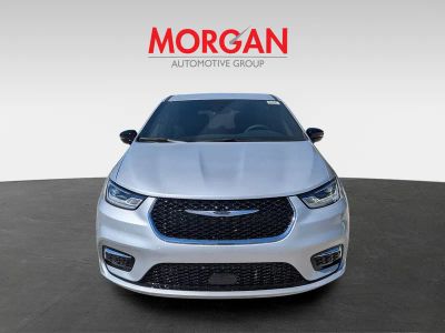2026 Chrysler Pacifica — photo 8 view
