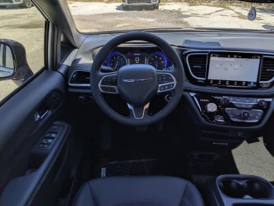 2026 Chrysler Pacifica — photo 18 view