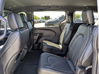 2026 Chrysler Pacifica — photo 14 view