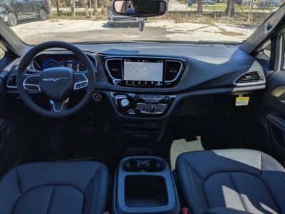 2026 Chrysler Pacifica — photo 17 view