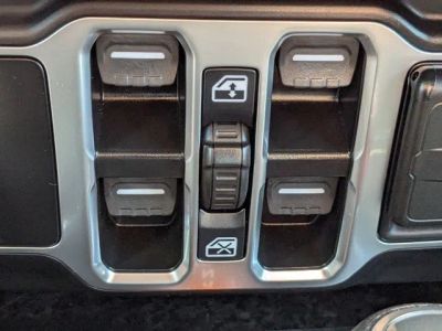2025 Jeep Wrangler — photo 25 view