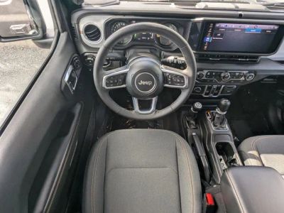 2025 Jeep Wrangler — photo 16 view