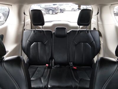 2023 Chrysler Pacifica — photo 17 view