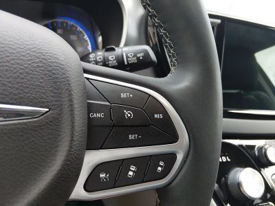 2023 Chrysler Pacifica — photo 12 view