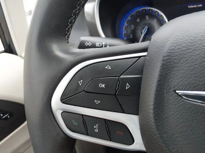 2023 Chrysler Pacifica — photo 13 view
