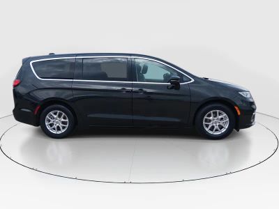 2023 Chrysler Pacifica — photo 8 view