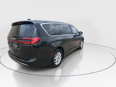 2023 Chrysler Pacifica — photo 7 view