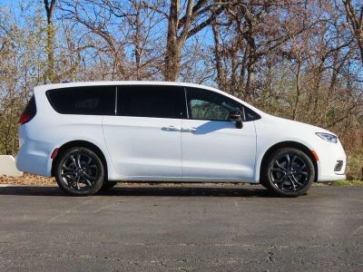 2026 Chrysler Pacifica — side profile view