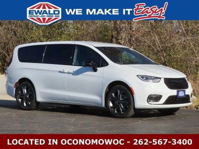 2026 Chrysler Pacifica PACIFICA SELECT AWD in Bright White Clear-Coat Exterior Paint — front three-quarter view