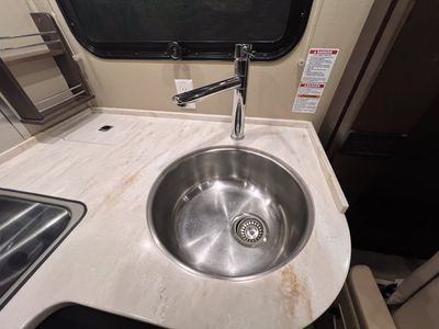 2016 Leisure Travel Vans UNITY - Photo 9