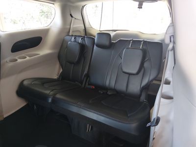 2023 Chrysler Pacifica — photo 17 view