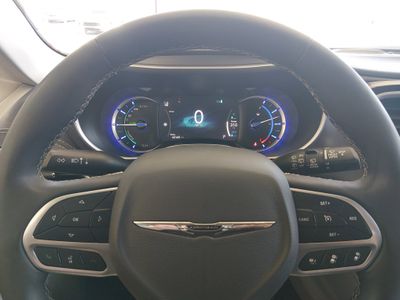 2023 Chrysler Pacifica — photo 12 view