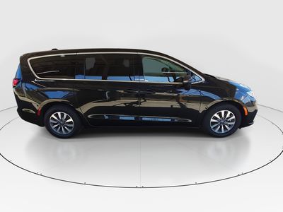 2023 Chrysler Pacifica — photo 8 view