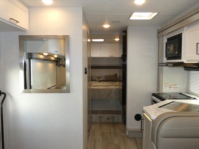 2026 Thor Motor Coach Pasadena SE - Photo 5