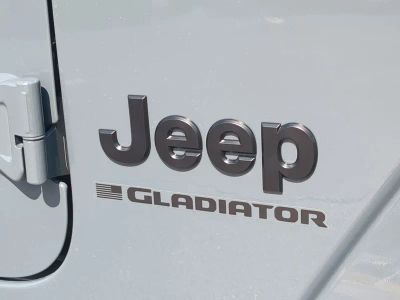 2026 Jeep Gladiator — photo 13 view