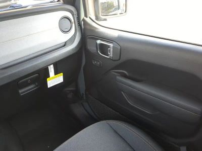 2026 Jeep Gladiator — photo 18 view