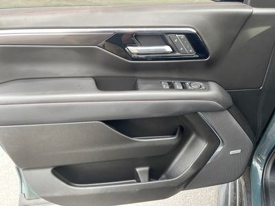 2025 Chevrolet Tahoe - Photo 11