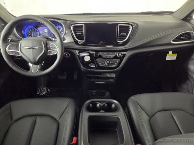 2026 Chrysler Pacifica — photo 18 view