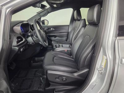 2026 Chrysler Pacifica — photo 10 view
