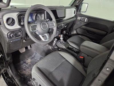 2025 Jeep Wrangler — photo 14 view