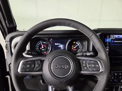 2025 Jeep Wrangler — photo 15 view