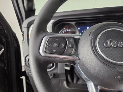2025 Jeep Wrangler — photo 17 view