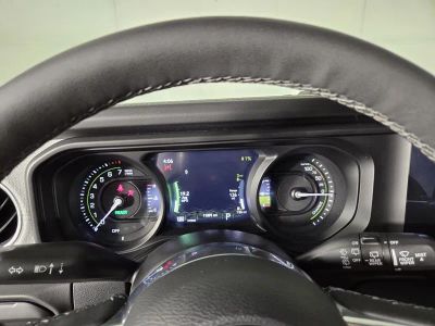2025 Jeep Wrangler — photo 16 view