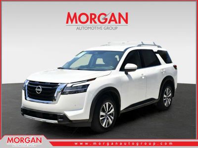 2024 Nissan Pathfinder SL in Pearl White Tricoat — front three-quarter view