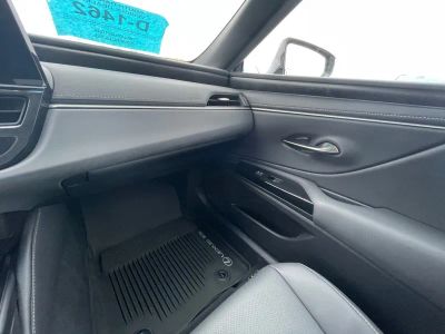 2024 Lexus ES — photo 8 view