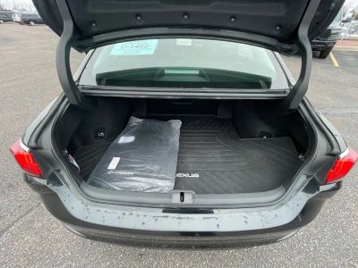 2024 Lexus ES — photo 10 view