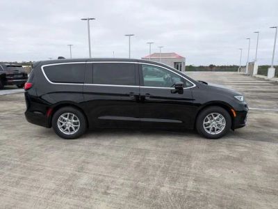 2026 Chrysler Pacifica — side profile view
