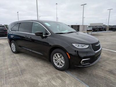 2026 Chrysler Pacifica Select in Diamond Black Crystal Pearl-Coat Exterior Paint — front three-quarter view