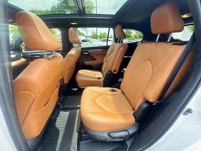 2021 Toyota Highlander Platinum — photo 30 view