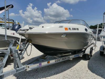 2016 Stingray 214LR (OB) — front three-quarter view