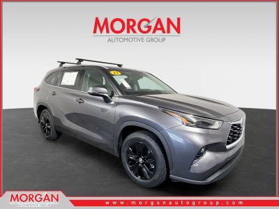 2022 Toyota Highlander XLE in Magnetic Gray Metallic — front three-quarter view
