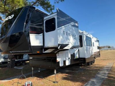 2026 Jayco Seismic Toy Hauler - Photo 3