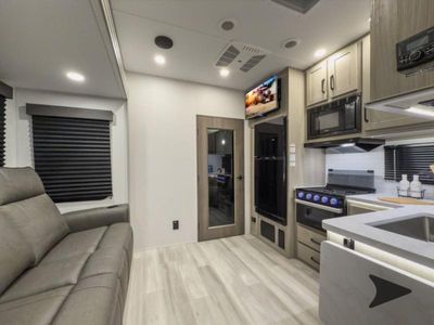2026 Grand Design Momentum G-Class - Photo 8