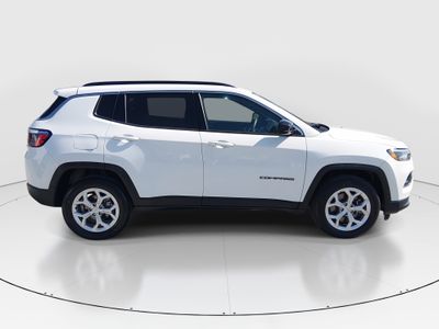 2024 Jeep Compass — photo 8 view