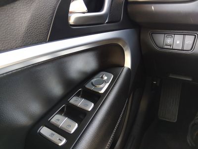 2025 Genesis G70 - Photo 13