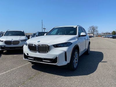 2026 BMW X5 xDrive40i in Alpine White — front three-quarter view