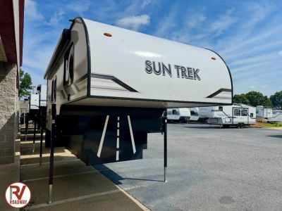 2027 Sun Trek 800 — front three-quarter view