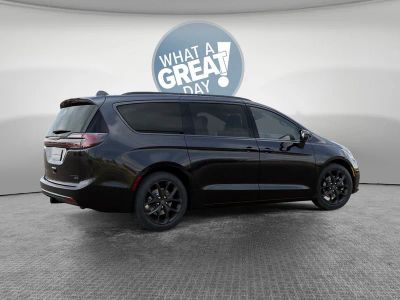 2026 Chrysler Pacifica — detail view