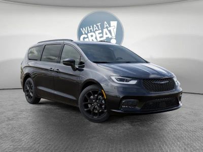 2026 Chrysler Pacifica Limited in Diamond Black Crystal Pearl-Coat Exterior Paint — front three-quarter view