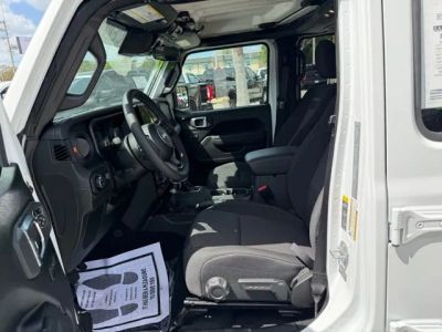 2025 Jeep Gladiator — photo 16 view