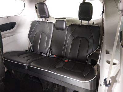 2023 Chrysler Pacifica — photo 18 view