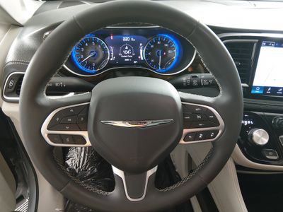2023 Chrysler Pacifica — photo 12 view