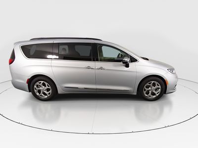 2023 Chrysler Pacifica — photo 8 view