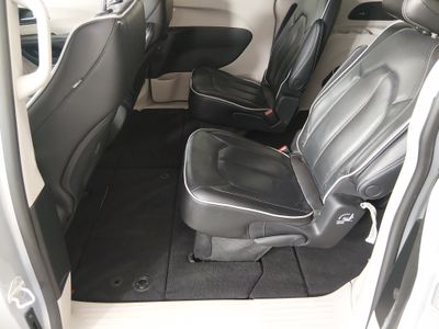 2023 Chrysler Pacifica — photo 22 view