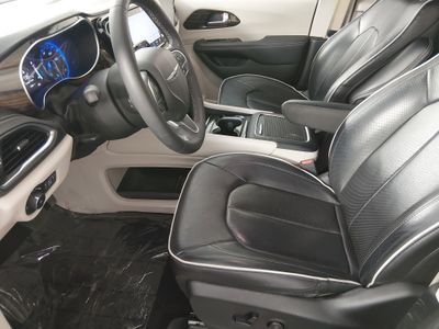 2023 Chrysler Pacifica — photo 21 view